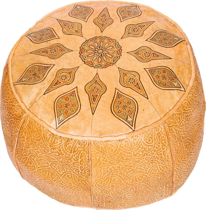 Kamelová marocká taburetka s bohatou výšivkou a ručně vyrobenými detaily