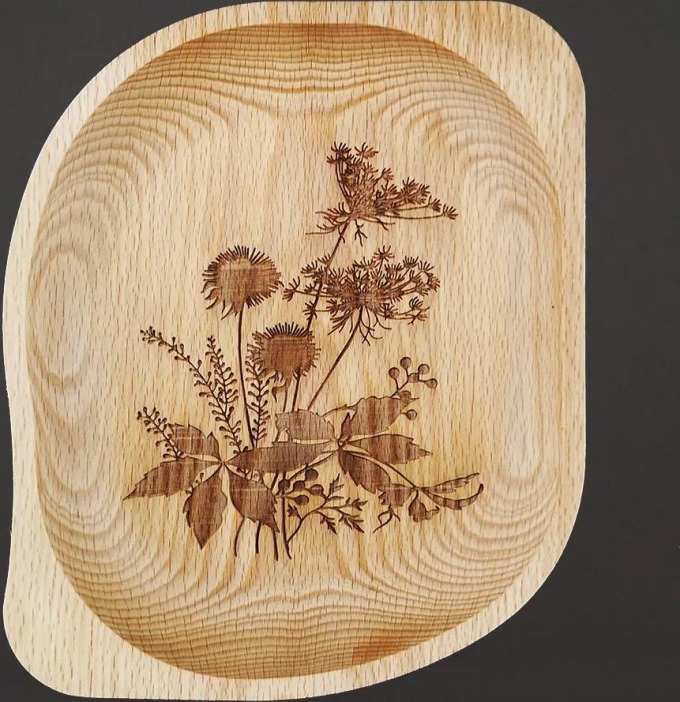Dřevěná obdelníková miska s motivem květin gravírovaným na masivním bukovém dřevě, velikost 23,5 cm