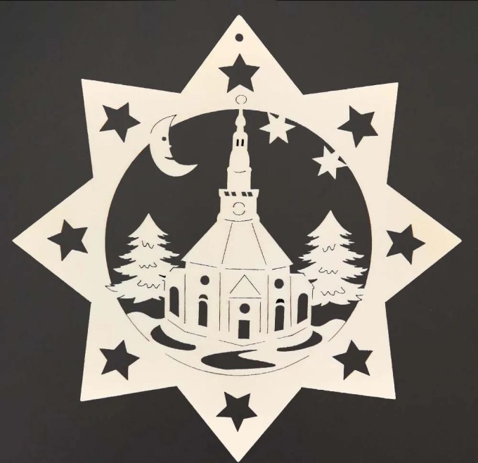 AMADEA Dřevěná ozdoba hvězda s kostelem 18 cm