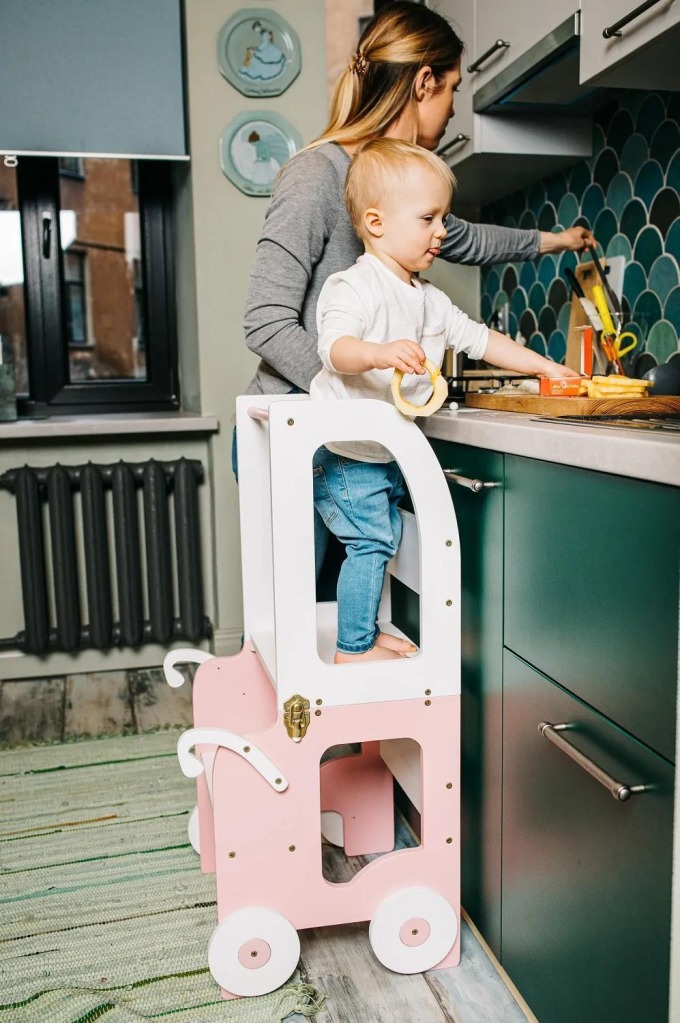 Učící věž 2v1 Trolley bílá/růžová by Toddler in Family - Montessori stolička a stoleček se židličkou pro kuchyni, koupelnu, kreslení, vyrábění nebo jezení