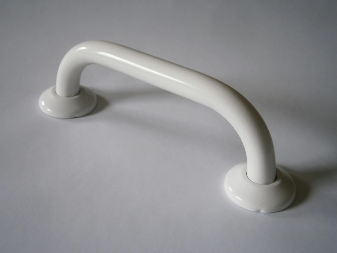 Koupelnové madlo BASIC, bílé, délka 20 cm, průměr 22 mm, s krycí rozetou pro univerzální použití v koupelně i bytě