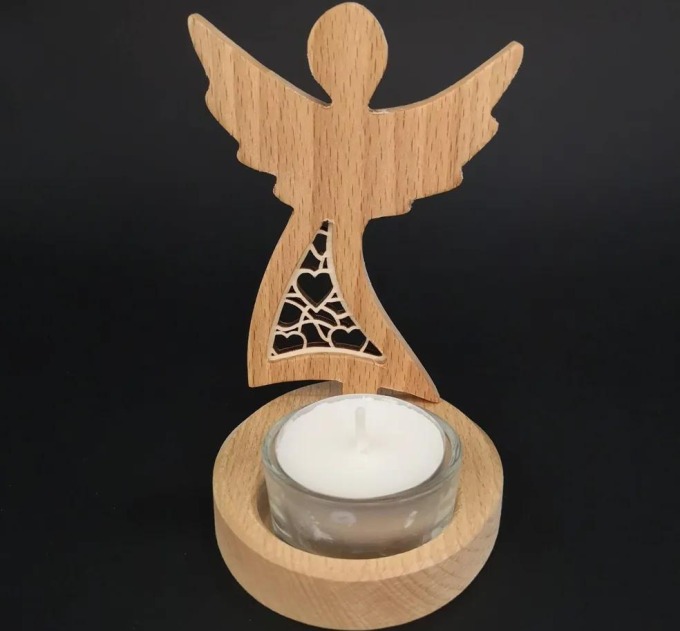 Dřevěný svícen ve tvaru anděla s vkladem - srdce, vyrobený z masivního bukového dřeva a překližky topolu, s kalíškem na čajovou svíčku, rozměr 10x7,5x1,5 cm, ošetřeno přírodním olejem