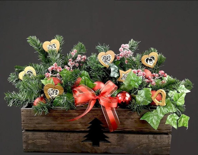 AMADEA Dřevěný vánoční truhlík se stromečkem tmavý, uvnitř s černou fólií, 52x21,5x17cm, český výrobek