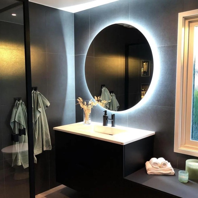 Koupelnová zrcadla LED různých tvarů pro dokonalý design interiéru