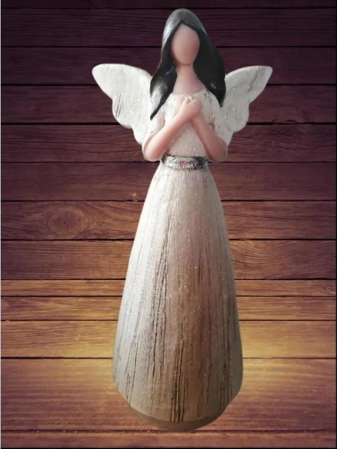 Soška anděla s patinou o výšce 22 cm, která se třpytí