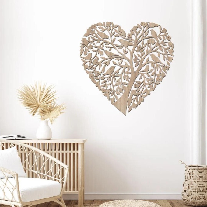 Dřevěná dekorace na zeď s vyřezávaným zpívajícím srdcem a barevným vzorem světlého dubu, rozměry 40x40 cm