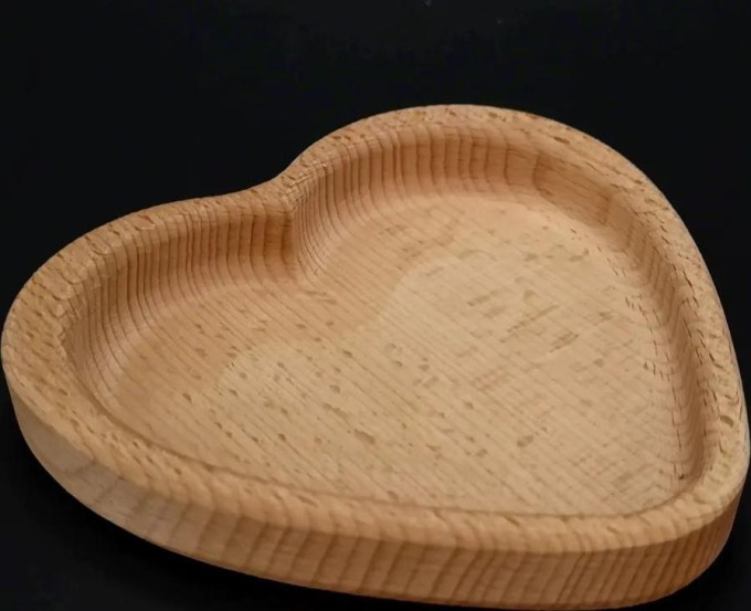 Dřevěná miska ve tvaru srdce z bukového masivního dřeva, rozměr 13,5x13,5x2 cm, s olejovým ošetřením povrchu