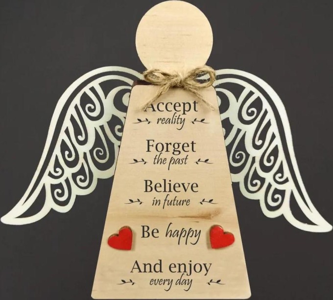 AMADEA Dřevěný anděl stojící s křídly a anglickým textem, masivní dřevo, 18 x 15 cm, český výrobek
