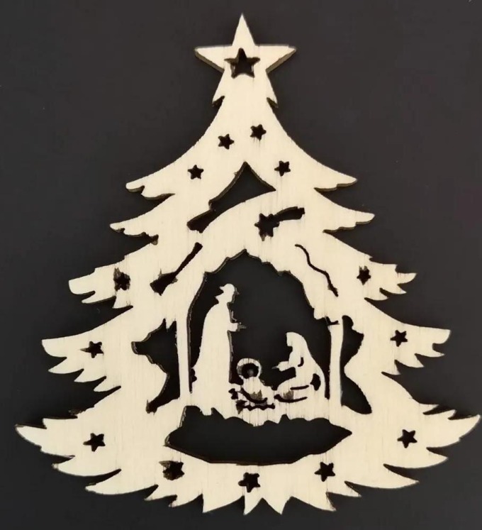 AMADEA Dřevěná ozdoba stromek s betlémem 6 cm