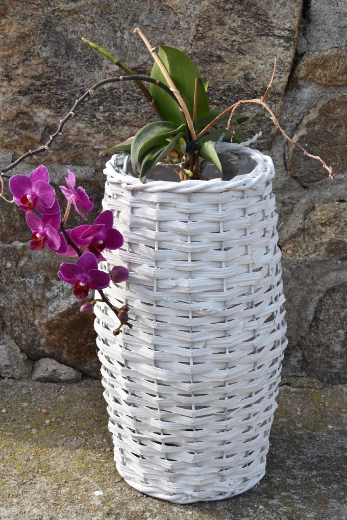 Proutěná bílá váza s igelitovou vložkou a přepážkou pro malý květináč, v nestárnoucí bílé barvě