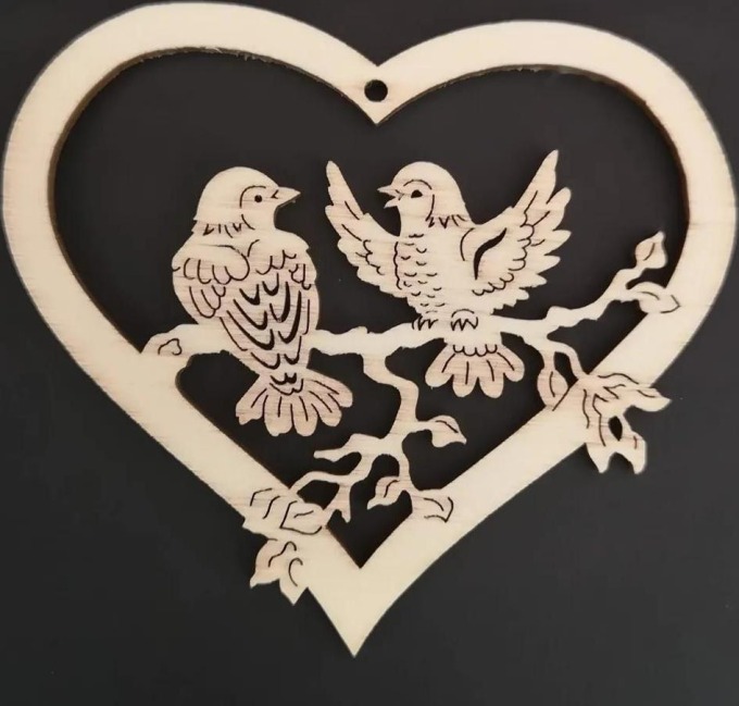 AMADEA Dřevěná ozdoba srdce s ptáčky 6 cm