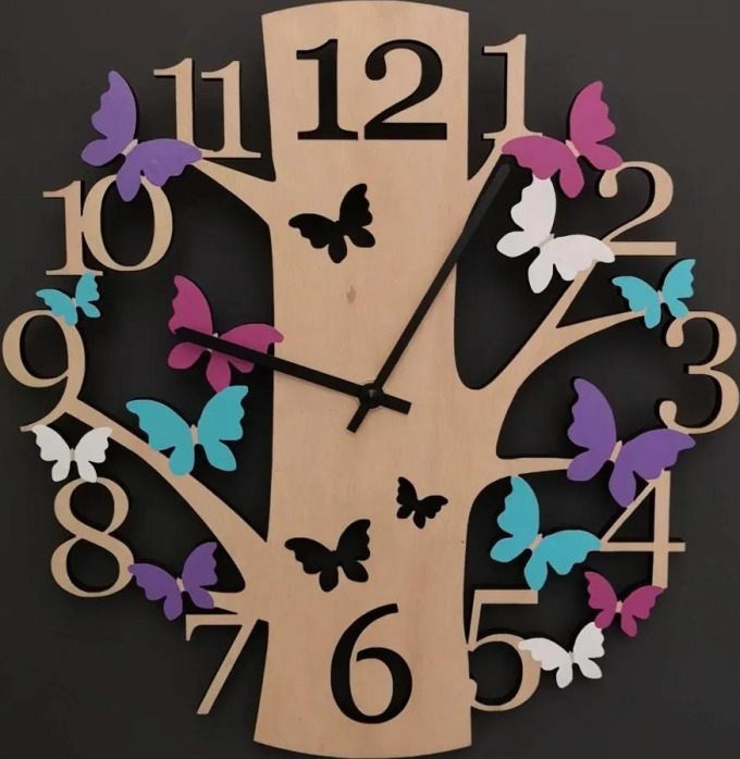 Dřevěné hodiny nástěnné ve tvaru stromu s barevnými motýlky, vyrobené z masivního dřeva, průměr 30 cm