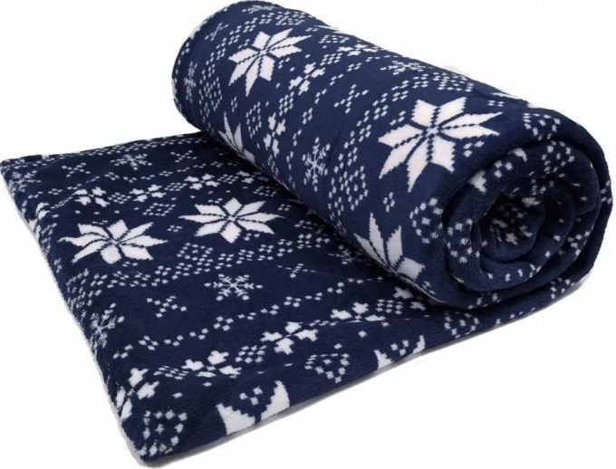 Vánoční deka s elegantním vánočním vzorem a tmavě modrou barvou, která zútulní každou ložnici i obývací pokoj, a může sloužit i jako vánoční dárek