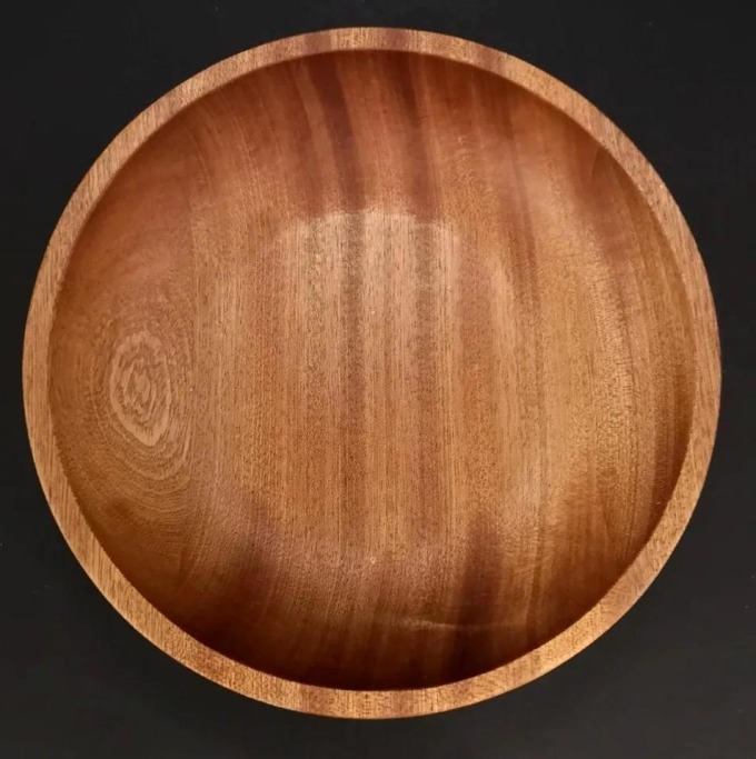 Kulatá dřevěná miska z masivního mahagonu, rozměr 20x4,5 cm, ošetřená olejem