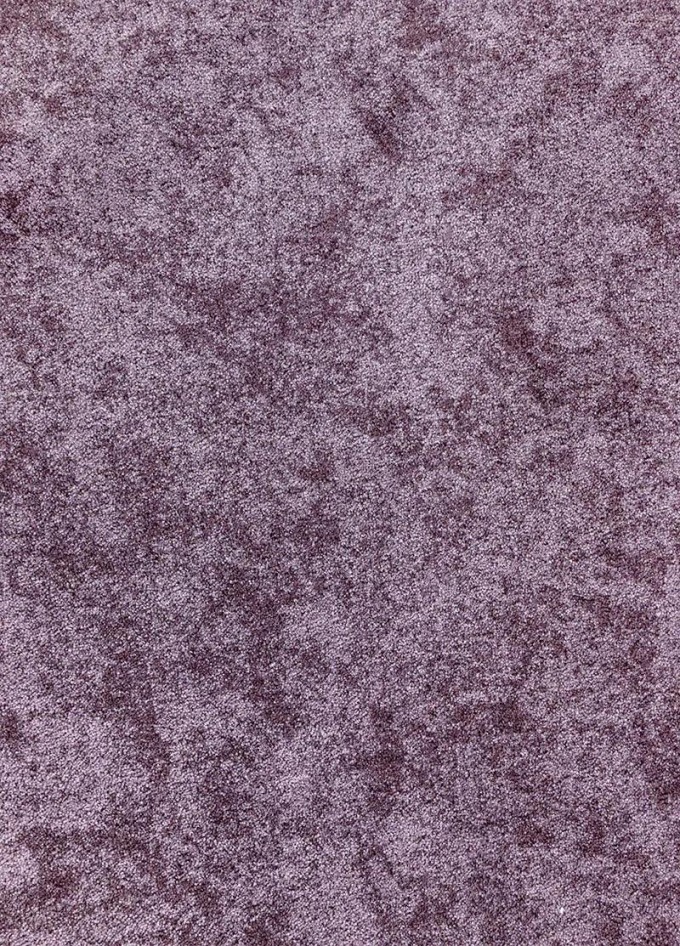 Krásný, elegantní a klasický koberec s hustě tkaným saxony vlasem ve zářivých odstínech růžové a fialové