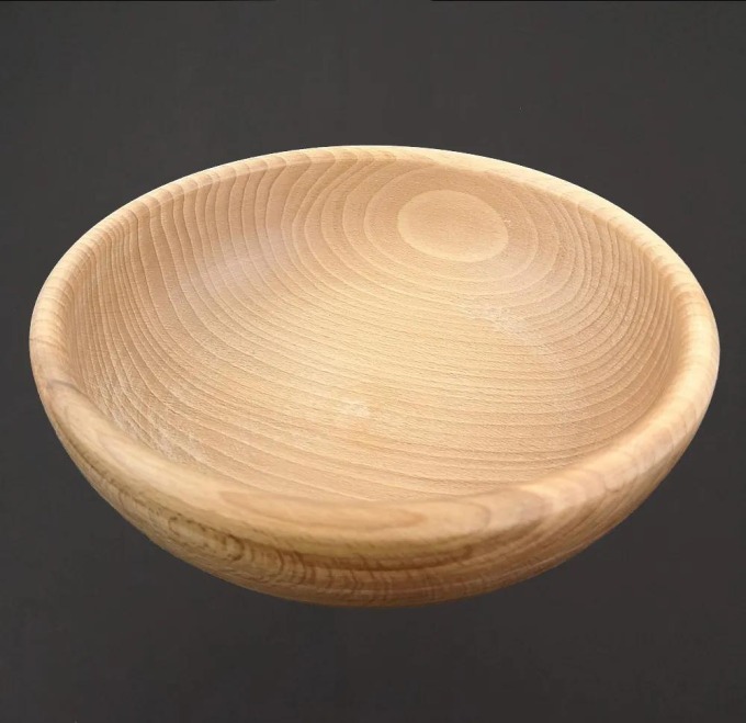 Dřevěná miska z masivního bukového dřeva s průměrem 20 cm, ideální pro servírování snídaně nebo dobroty