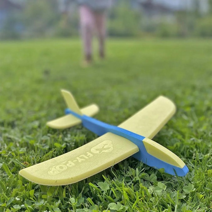 Chytré házecí letadlo FLY-POP - limitovaná edice modré - žluté, které létá podle nastavení zadního trupu a křídel a umí spoustu triků