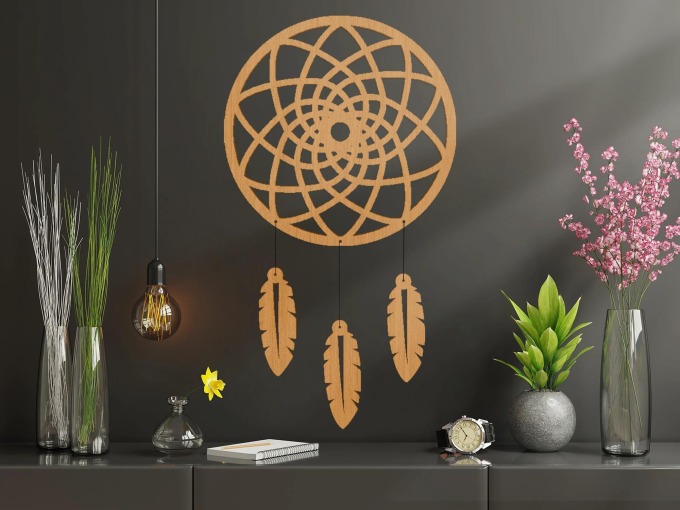 Dřevěný obraz lapač snů s elegantní dekorací a peříčky spojenými s provázkem o rozměrech 49 x 43 cm