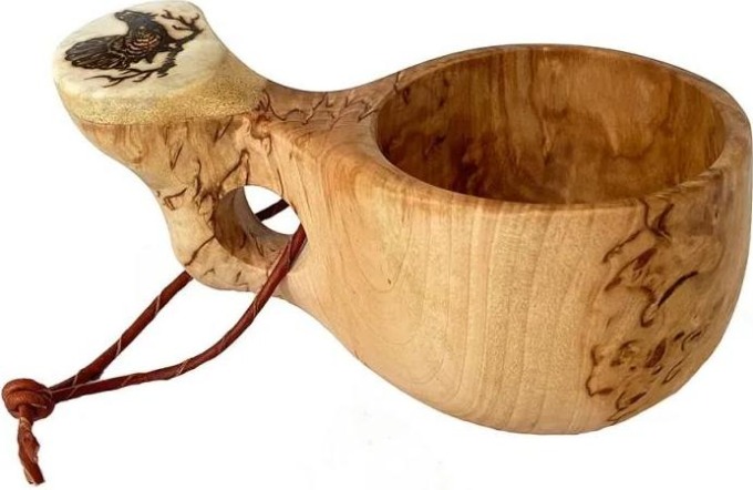 Dřevěný hrnek Kuksa Metso s motivem tetřeva a koženým poutkem pro zavěšení