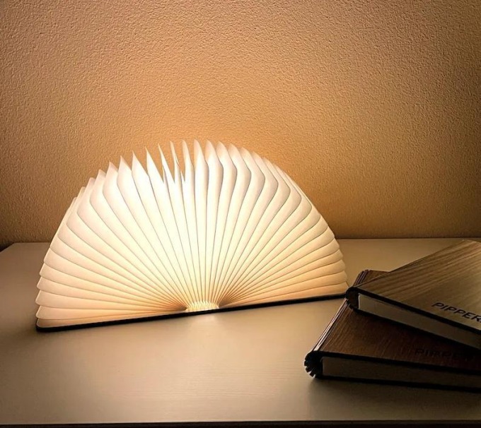 LED svítící kniha v barvě třešeň, velikost 16x21cm, poskytuje ambientní osvětlení a šetří oči během sledování televize