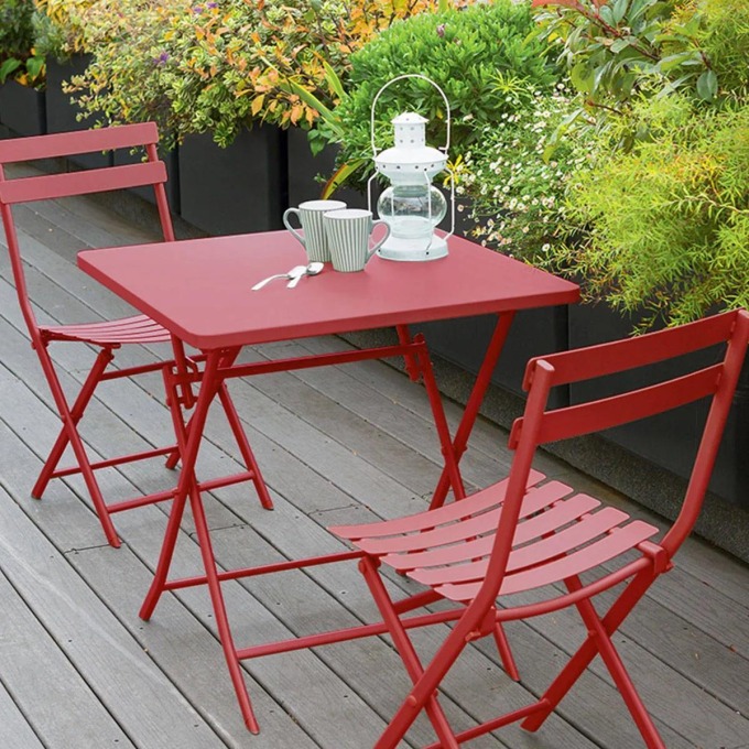 Praktický skládací kovový zahradní stůl s červenou deskou o rozměrech 70x70x71cm