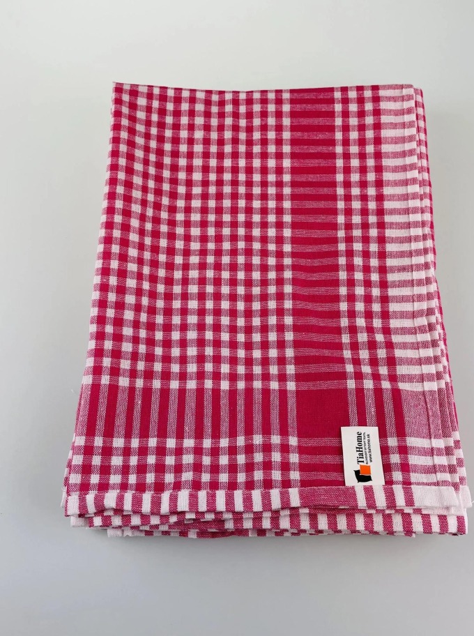Kuchyňské utěrky červené barvy s rozměrem 50x70cm, vyrobené z kvalitní hustotkané bavlny, vhodné pro sačkování tekutin