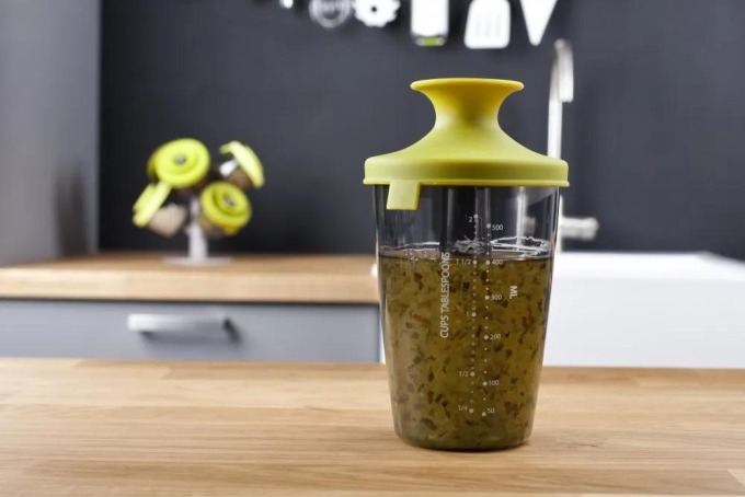 Vzduchotěsná nádoba na přípravu a skladování marinád a dresinků PopSome Flavour 0,60l