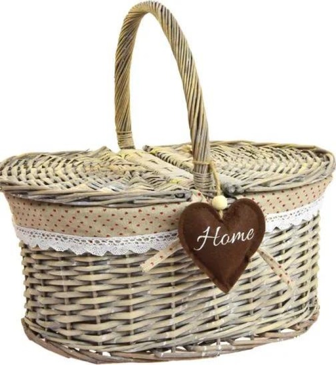 Oválný piknikový koš se srdíčkem, ideální pro pikniky na trávě plné kvítí a spadaných listů