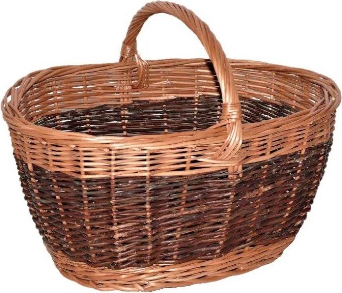 Oválný středně velký košík vyrobený z kombinace loupaného a neloupaného vrbového proutí, rozměry d 38 x š 29 x v 20/30 cm