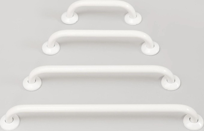 Koupelnové madlo bílé s délkou 80 cm a průměrem 22 mm vhodné pro univerzální použití ve sprchových koutech, u van, umyvadel a v koupelně či bytě, s krycí rozetou pro estetický vzhled a vhodné i pro hotelové koupelnové vybavení