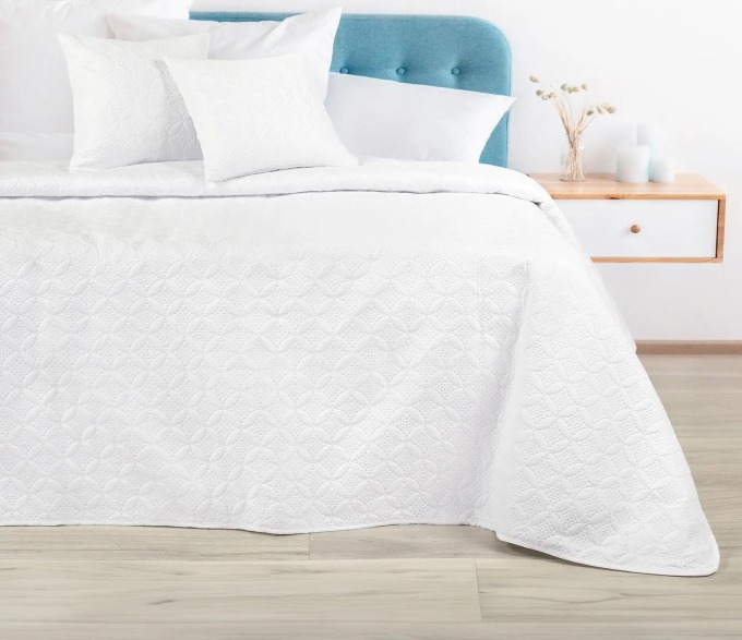 Designový přehoz na postel se vzorem ornamentů na bílém - 140 x 200 cm, vhodný pro alergiky