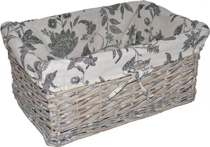 Seda proutena kosikarna s reznou latkou a potiskem, mozno snadno sejmout a vyprat, rozmery 35x23x17 cm