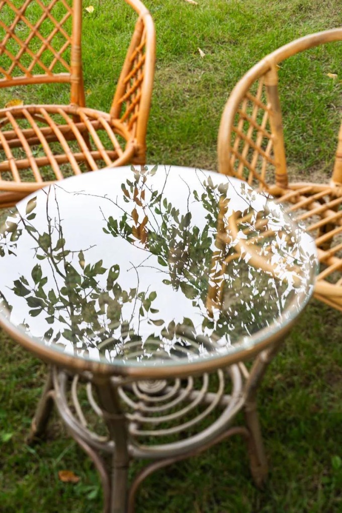 Konferenční ratanový stolek medové barvy se sklem, ideální pro odpolední kávu, čaj nebo knihu