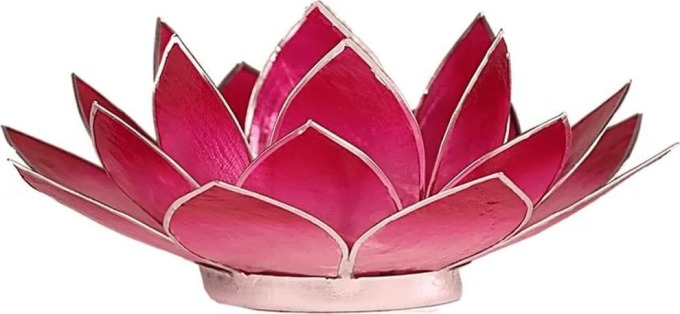 Tmavě růžový svícen ve tvaru lotosového květu se stříbrným okrajem a symbolikou změny temnoty ve světlo