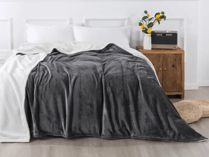 Mikroplyšová deka Exclusive s beránkem - tmavě šedá 140x200 cm, která zahřeje i pohladí