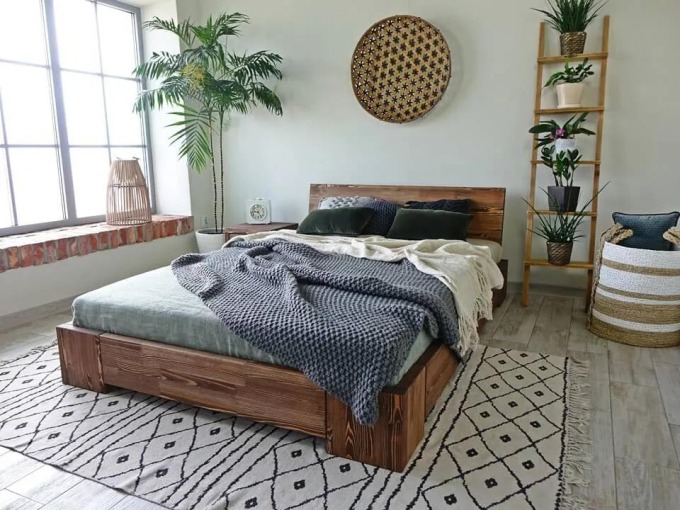 Moderní postel z masivní borovice pro milovníky nadčasové jednoduchosti, s extrémně stabilní konstrukcí a vysokým komfortem odpočinku