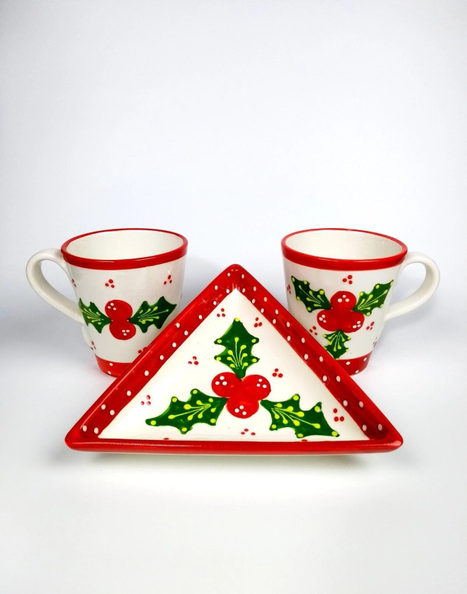 Kolekce NAVIDAD N°2 obsahuje 2x hrnek CONO a podnos TRIANGULO s vánočním motivem cesmíny