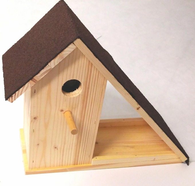 Dřevěná ptačí budka se šikmou střechou