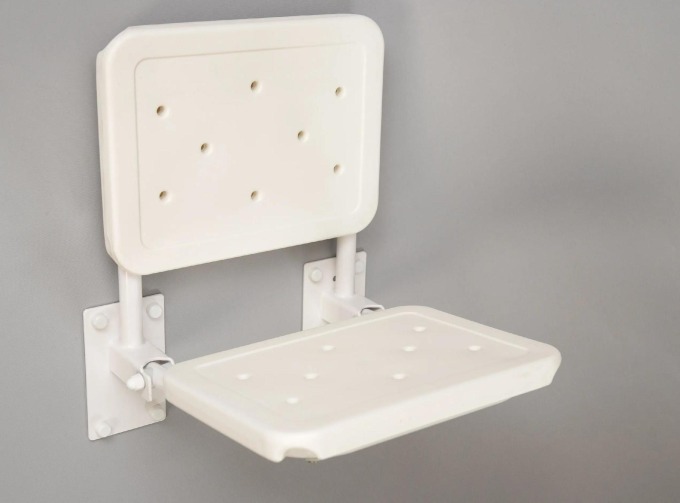 Sklápěcí závěsné invalidní koupelnové sedátko s opěradlem, bílé barvy, řady COMPACT