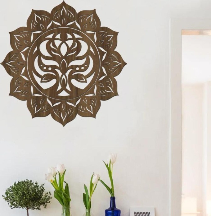 Dřevěná mandala na zeď HARMONIE s lotosovými květy a stromem života, rozměry Ø 20 cm, barevný vzor ořech