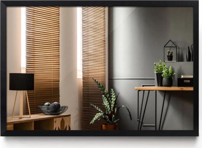 Obdélníkové zrcadlo s černým rámem o rozměrech 60x40 cm pro elegantní doplnění každého obývacího pokoje