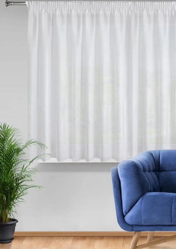 Bílá záclona na pásce s řasící páskou a jemnou dešťovou strukturou, dodá interiéru svěžest a přirozený vzhled