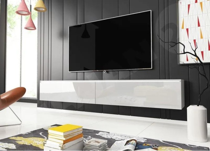Moderní bílý TV stolek Dlone 180 s dostatečným úložným prostorem a možností zavěšení na zeď