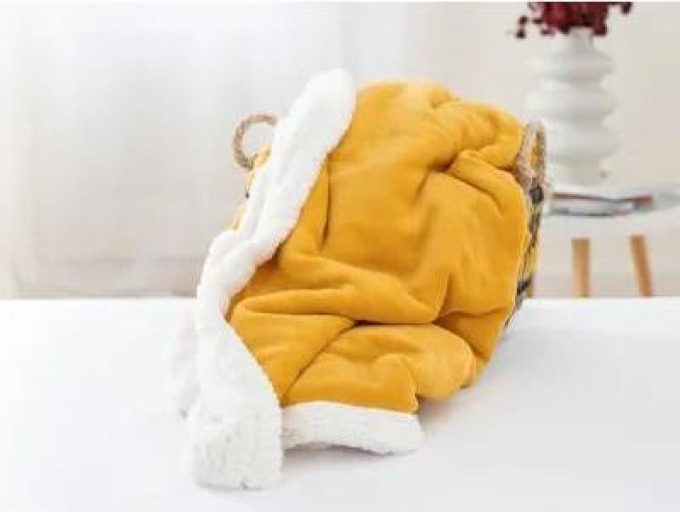 Příjemná deka s termoizolačními vrstvami beránka a mikroplyš, která vás zahřeje i v chladných dnech