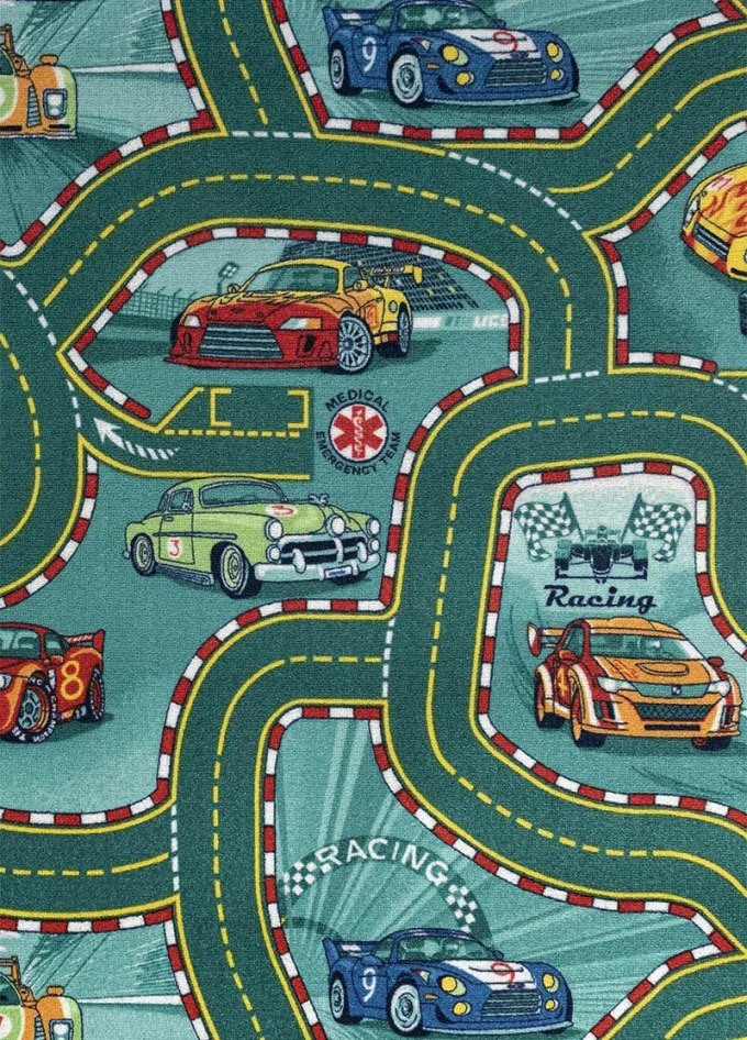Metrážový koberec RACERS 27, šíře role 400 cm, zelená, vícebarevné - Vzorový koberec s motivem automobilových závodů, který podporuje kreativitu dětí