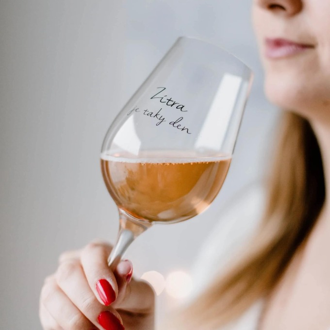 Bella Rose Sklenice na víno Zítra je taky den, čirá barva, sklo