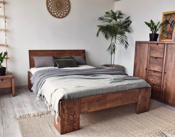 Pohodlná a moderní postel z masivní borovice, ideální pro milovníky nadčasové jednoduchosti