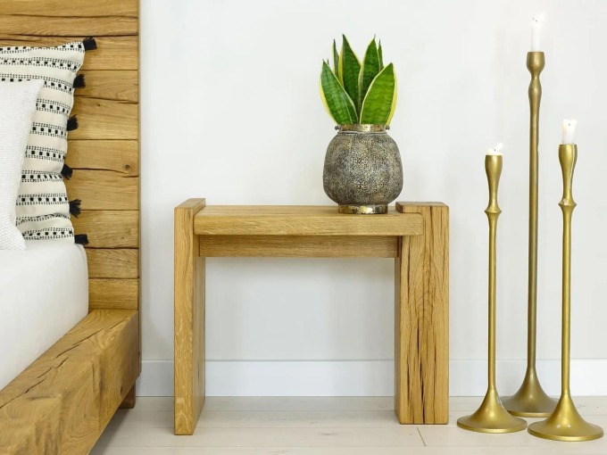 Dubový noční stolek s jednoduchou a odolnou konstrukcí a jedinečnou ozdobou dřeva