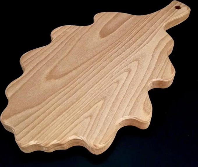 AMADEA Dřevěné prkénko ve tvaru dubového listu, masivní dřevo, 35x20x2 cm