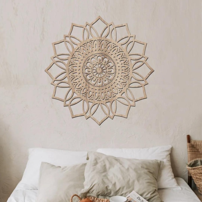 Dřevěná mandala na zeď s barevným vzorem světlého dubu a průměrem 20 cm - přineste si kousek štěstí do domova s touto krásnou mandalou